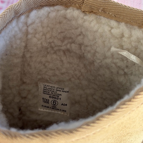 Chunky worn in UGG like boots - Picture 3 of 7